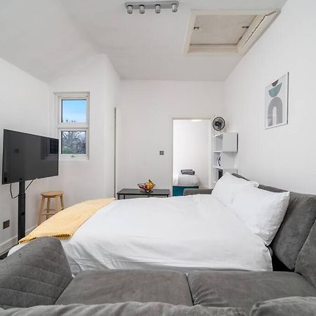 New 3Bed Stylish Apartment With Amazing Transport Лондон Экстерьер фото