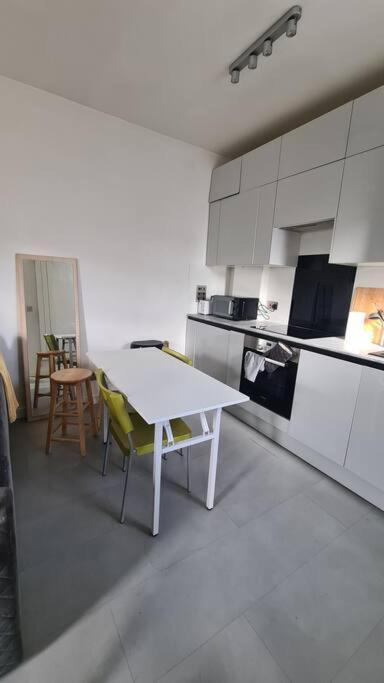 New 3Bed Stylish Apartment With Amazing Transport Лондон Экстерьер фото